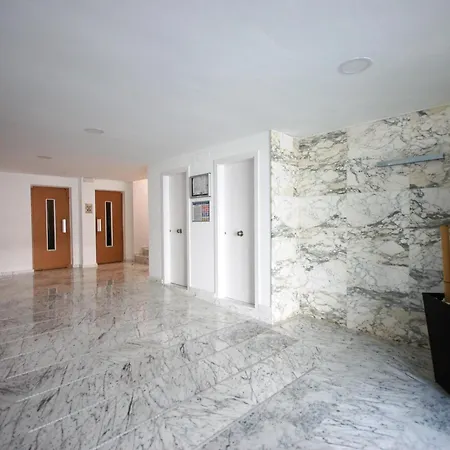 Lets Holidays Pool Terrace Apartament *